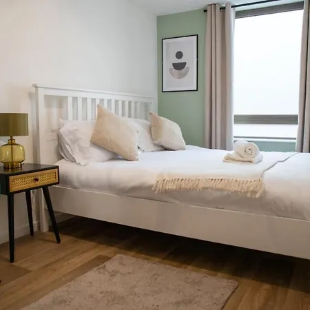 Modern 2-bed In Leeds Centre *